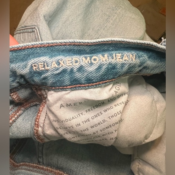 American Eagle Relaxed Mom Jeans Light Wash Size 8 Women’s - Picture 7 of 7